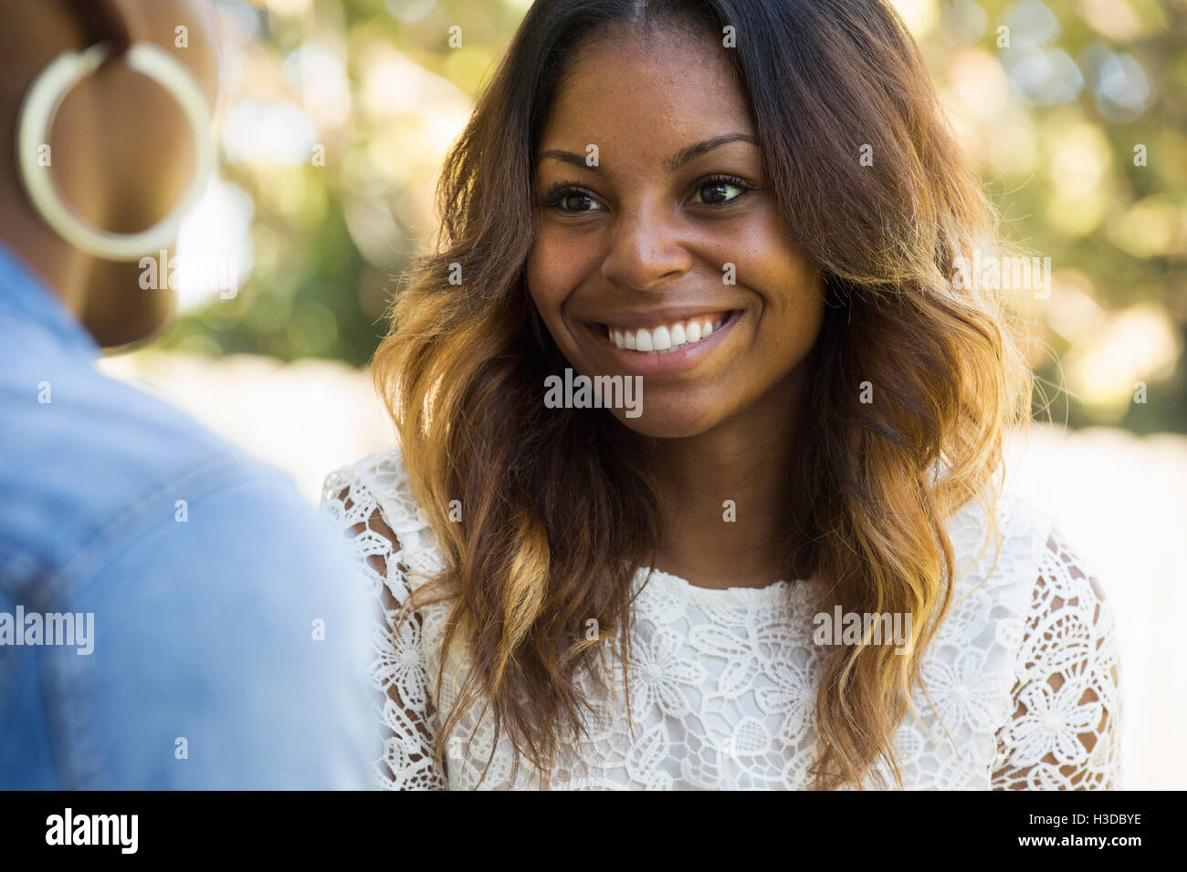 Portrait d'une femme avec de longs cheveux bruns. Banque D'Images