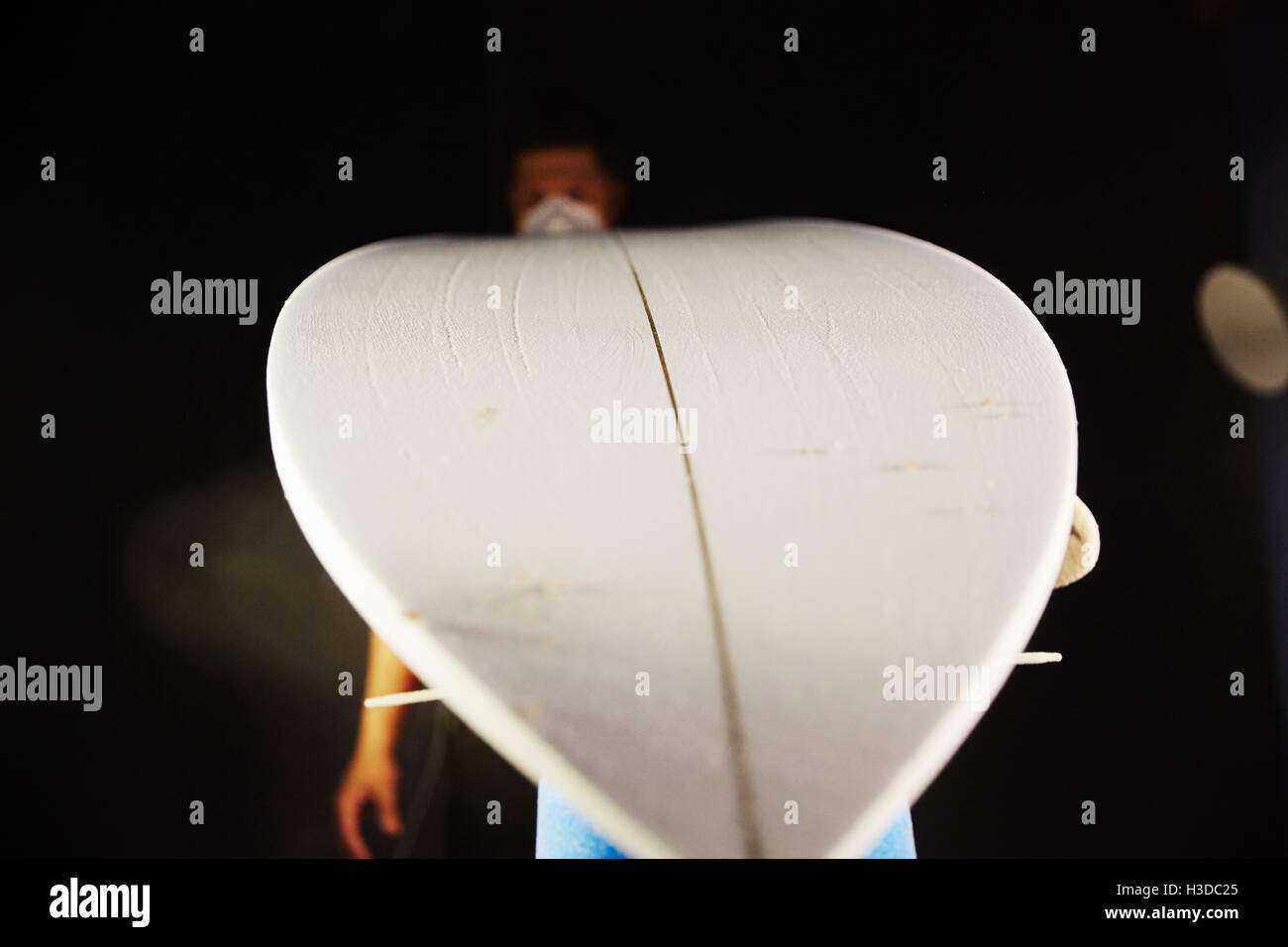 Un surf dans un atelier en attente de réparation. Banque D'Images