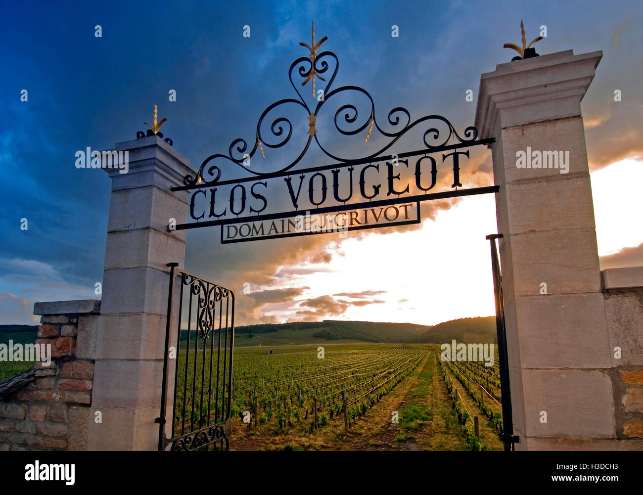 Portes d'entrée en pierre de Clos Vougeot Domaine J Grivot au coucher du soleil de la Côte d'Or Bourgogne France Banque D'Images