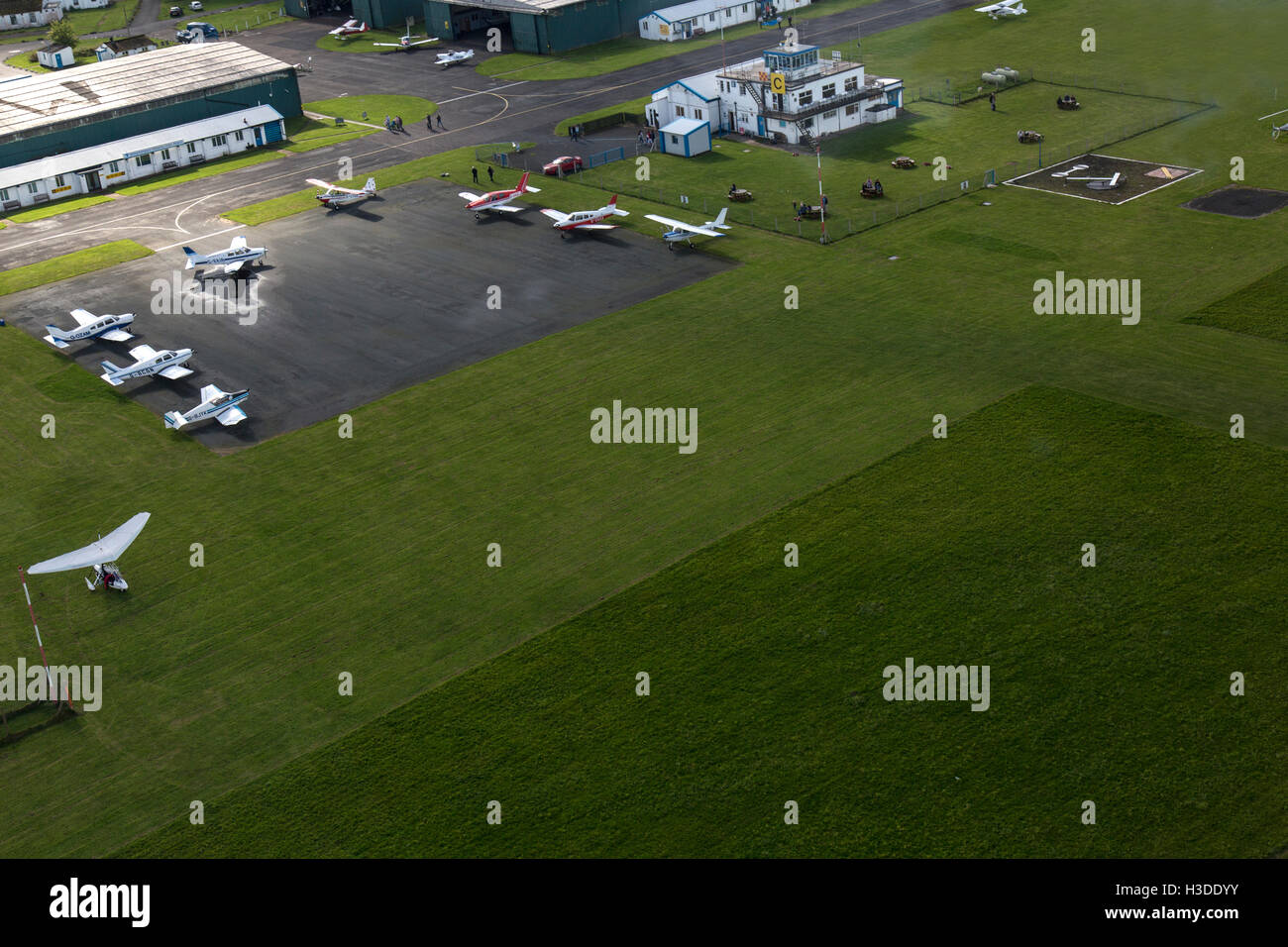 Wolverhampton Halfpenny Green South Staffordshire, Angleterre. Vue aérienne de la tour de contrôle et l'avion stationné. Banque D'Images