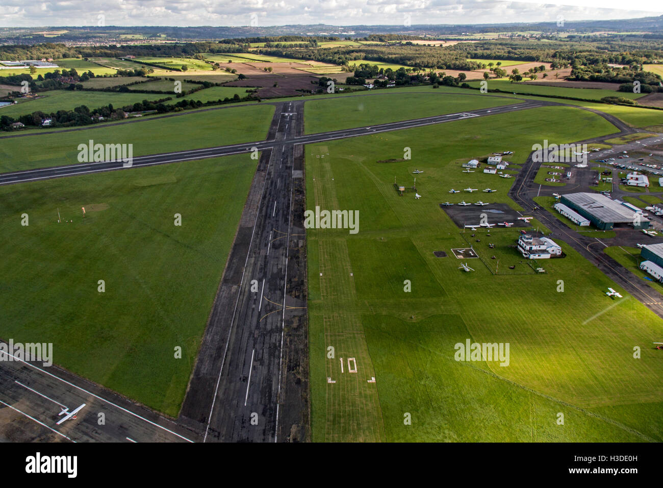 Wolverhampton Halfpenny Green South Staffordshire, Angleterre. Vue aérienne montrant la piste, hangars et avions légers. Banque D'Images