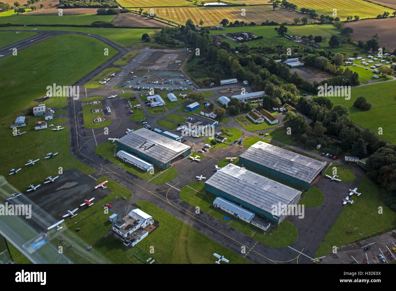 Wolverhampton Halfpenny Green South Staffordshire, Angleterre. Vue aérienne des hangars et des avions légers. Banque D'Images