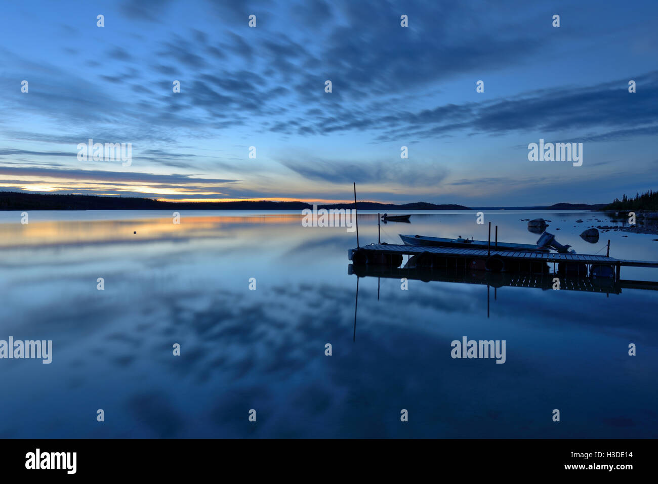 Le lac - coucher du soleil Le soleil se couche sur un automne nuageux le nord du lac. Yellowknife (Territoires du Nord-Ouest, Canada. Banque D'Images