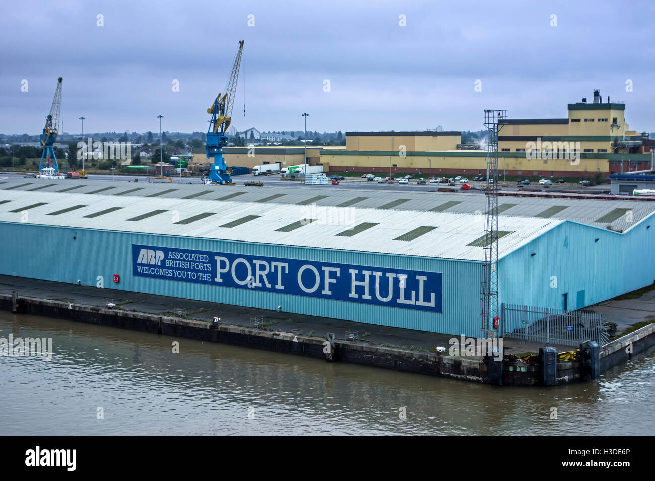 Inscrivez-vous sur hangar du Associated British Ports / ABP dans le port de Hull à Kingston Upon Hull, England, UK Banque D'Images