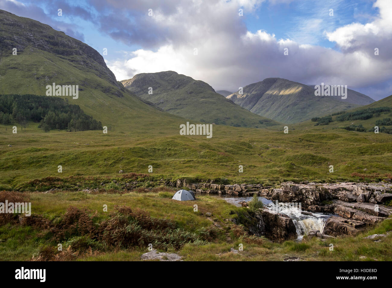 Camping sauvage avec tente dôme léger le long de la rivière Etive dans Glen Etive près de Glencoe dans les Highlands, Ecosse, Royaume-Uni Banque D'Images