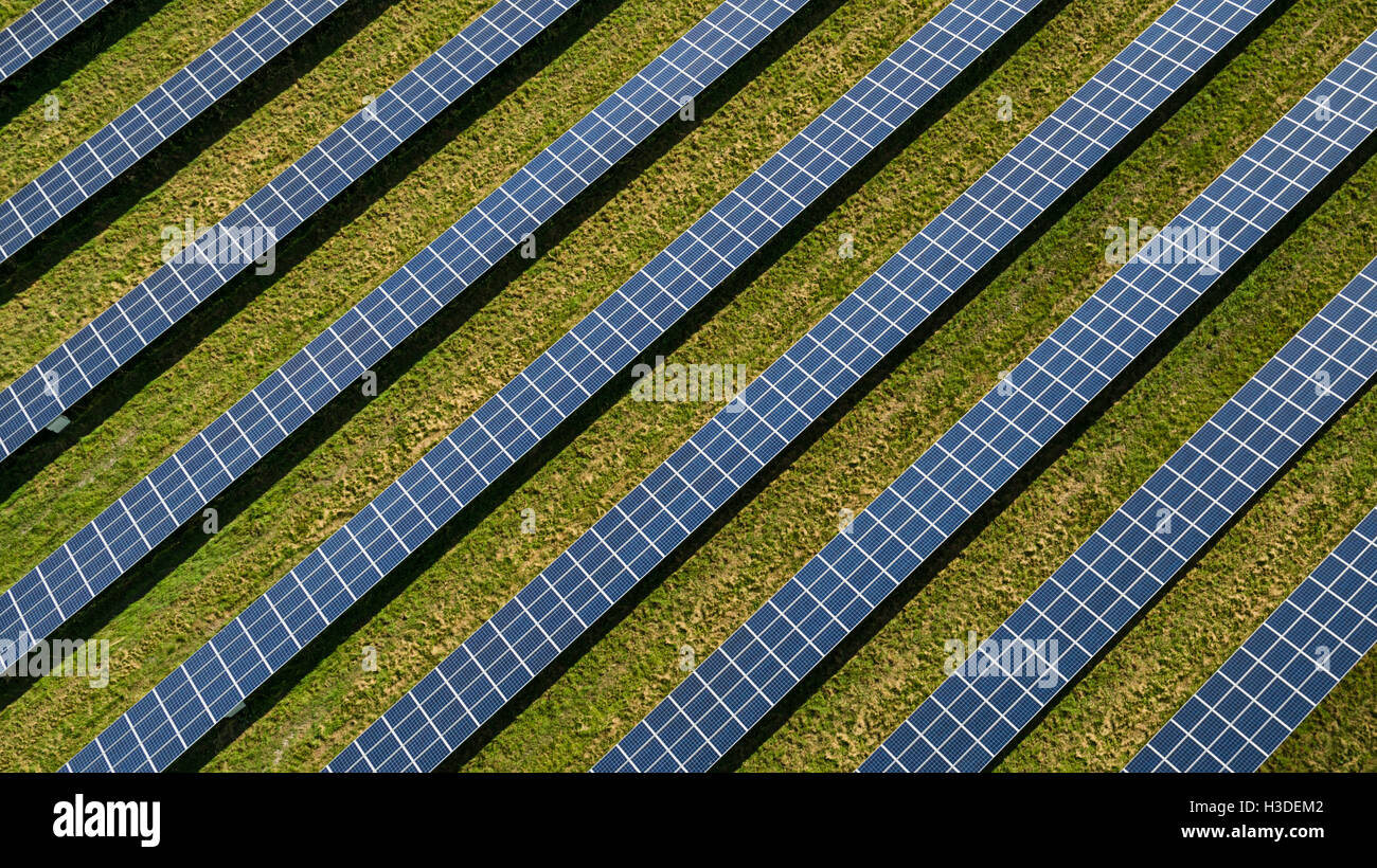 Vue aérienne d'une ferme solaire dans le Buckinghamshire, Royaume-Uni Banque D'Images