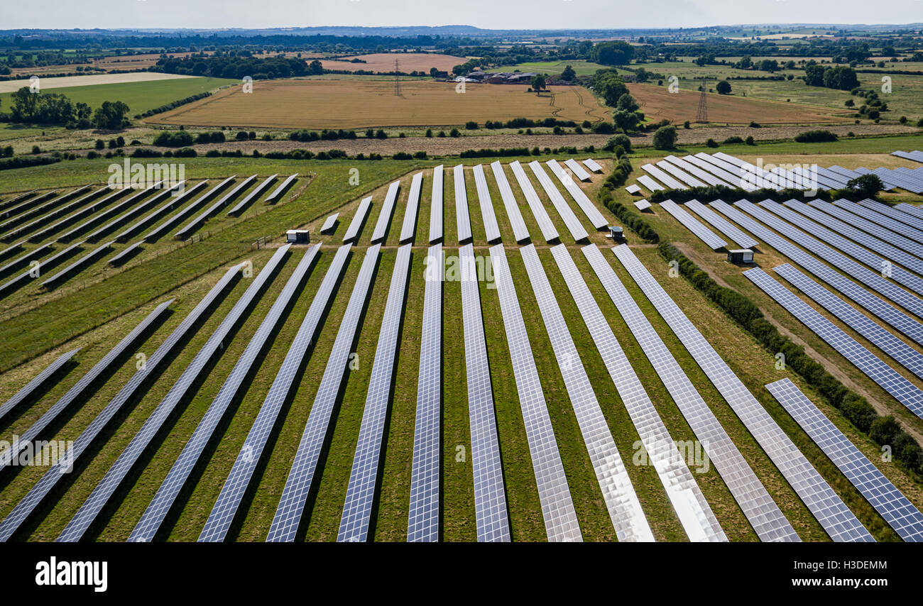 Vue aérienne d'une ferme solaire dans le Buckinghamshire, Royaume-Uni Banque D'Images