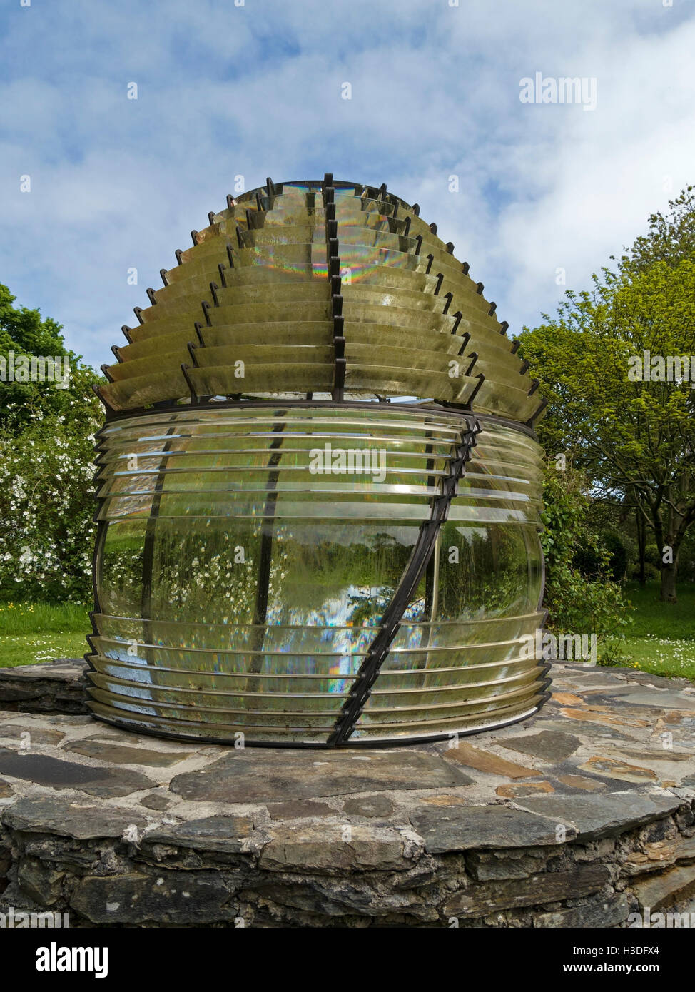 Lentille de Fresnel phare réinstallées comme une fonction de Colonsay House Gardens, à l'île de Colonsay, Ecosse, Royaume-Uni. Banque D'Images