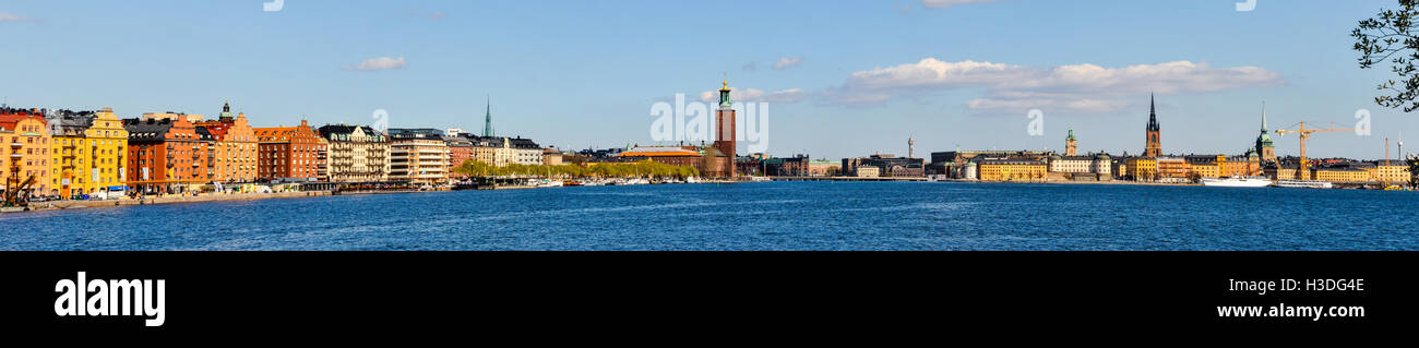 Suède, Stockholm. L'Hôtel de Ville de Stockholm avec le vu de Långholmen. Panorama cousus. Banque D'Images