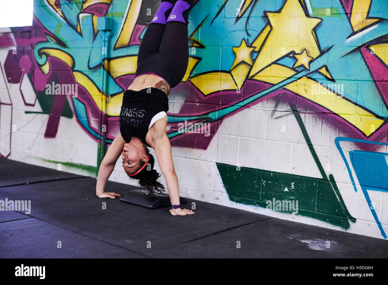 Une athlète féminine dans les trains un sport crossfit. Banque D'Images