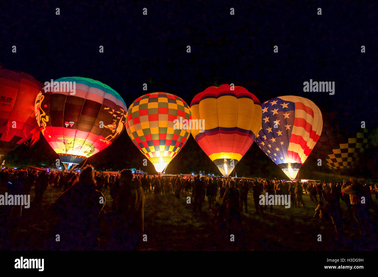 Montgolfières préparer pour aller dans le ciel à l'aube à l'Albuquerque International Balloon Fiesta au Nouveau Mexique, octobre 2016. Banque D'Images
