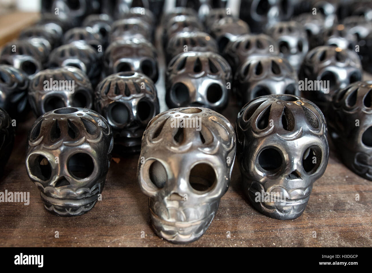 Crânes d'argile noire sculptée sur un stand au Nouveau Mexique Banque D'Images