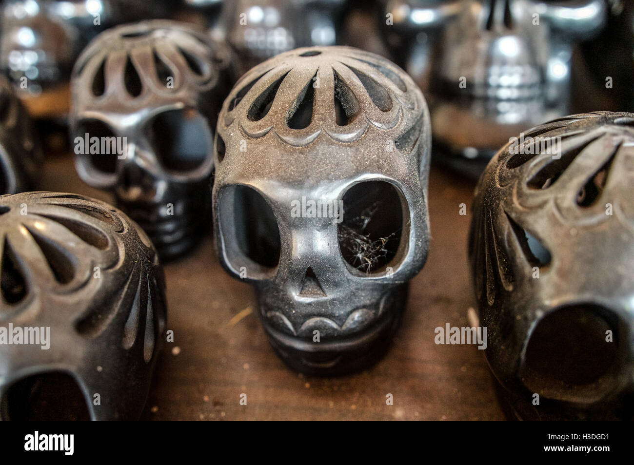 Crânes d'argile noire sculptée sur un stand au Nouveau Mexique Banque D'Images