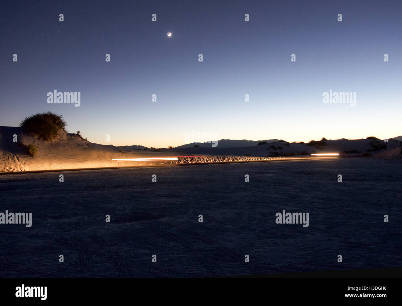 Phares sur une route au White Sands National Monument au Nouveau Mexique Banque D'Images