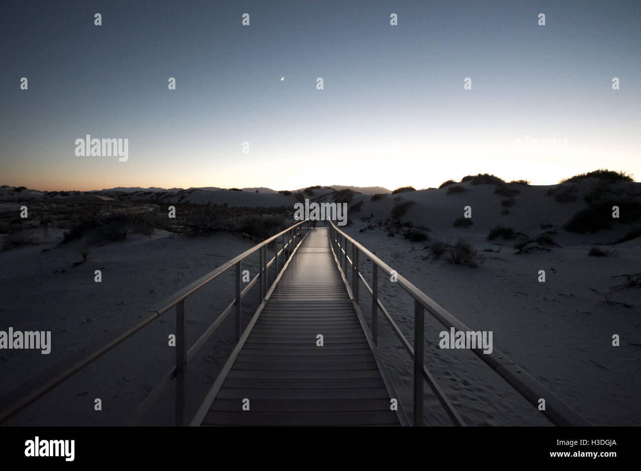 La demande sur les dunes de gypse au White Sands National Monument au Nouveau Mexique Banque D'Images