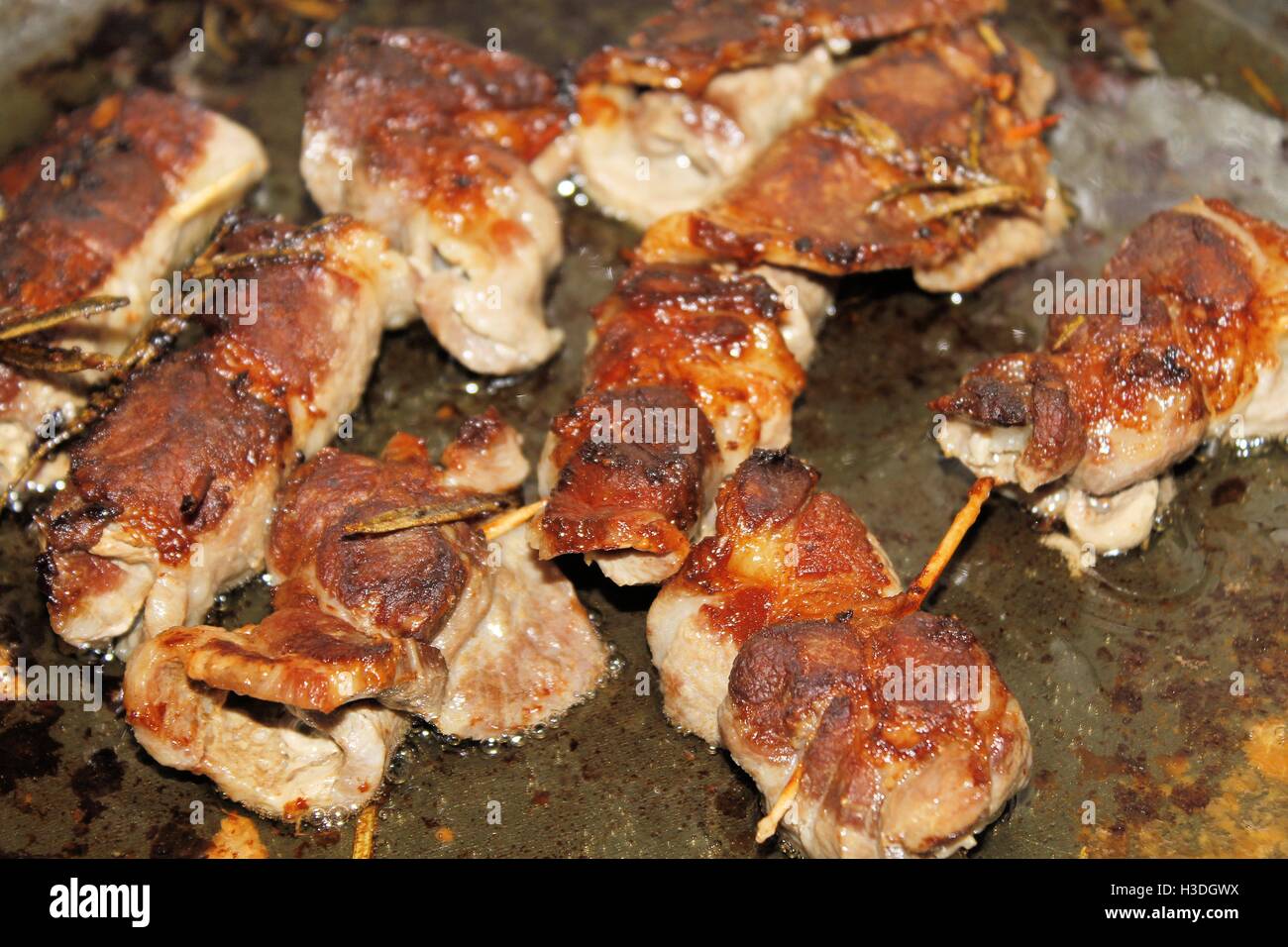 Les petits morceaux de viande cuits enveloppés dans une casserole Banque D'Images