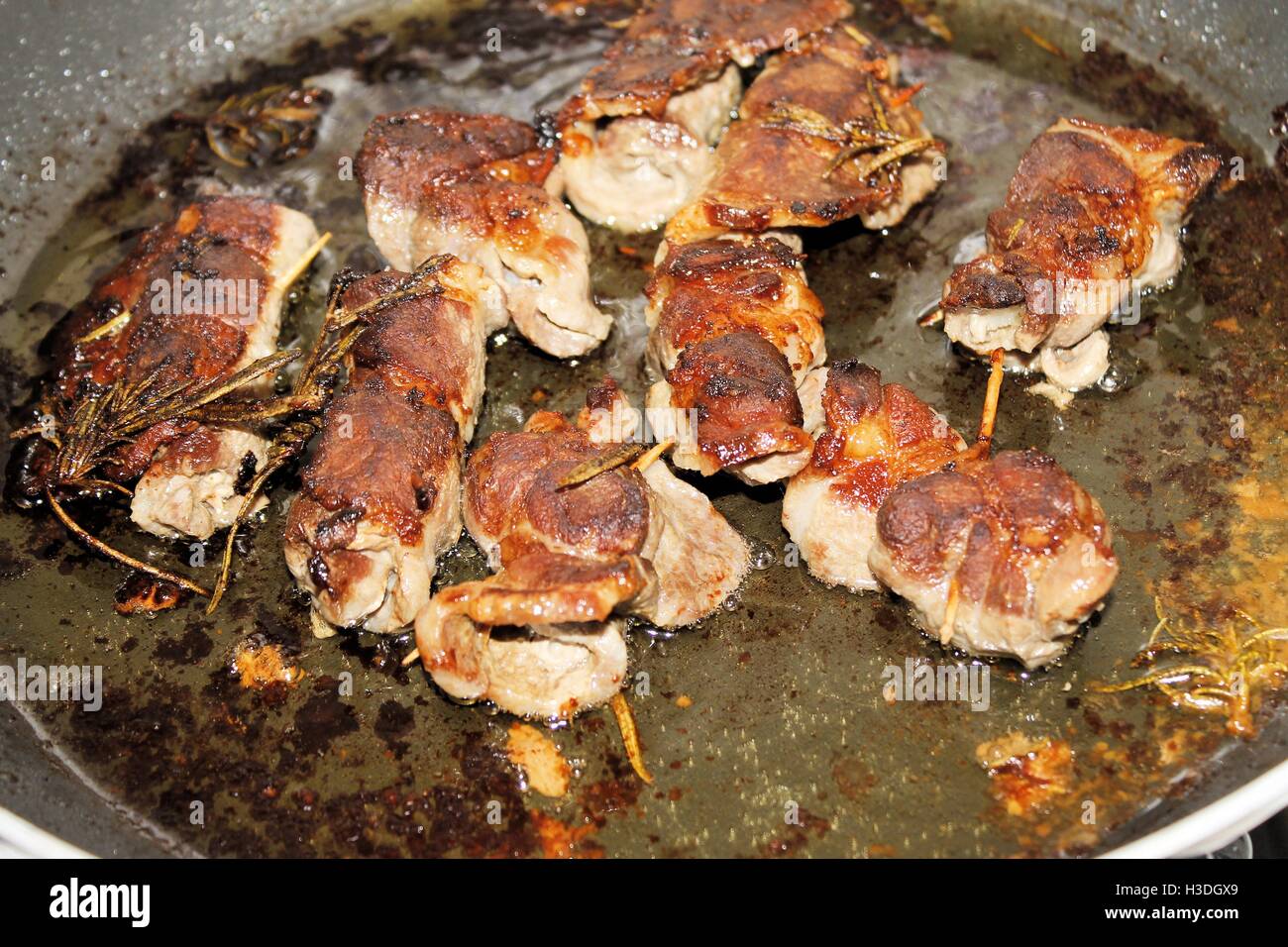 Les petits morceaux de viande cuits enveloppés dans une casserole Banque D'Images