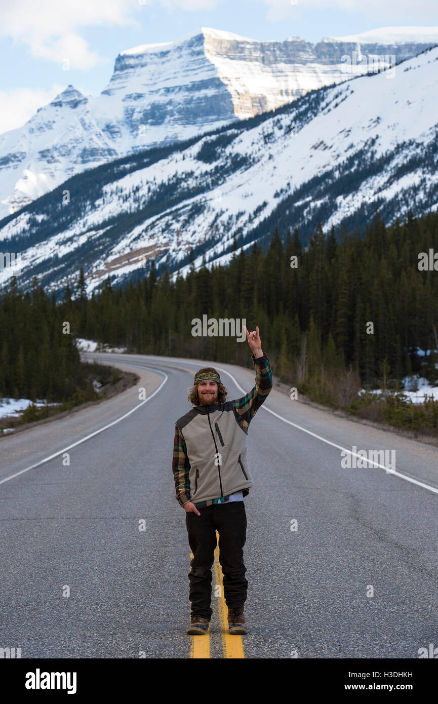 Snowboarder, debout au milieu de la route au Canada Banque D'Images