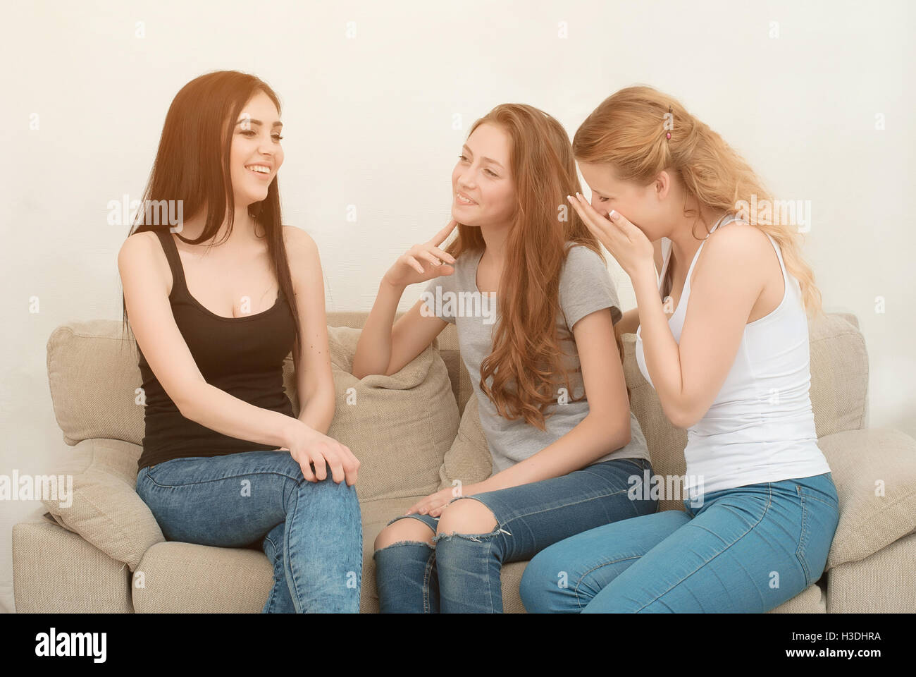 Portrait de trois jeunes femmes très heureux à la maison Banque D'Images