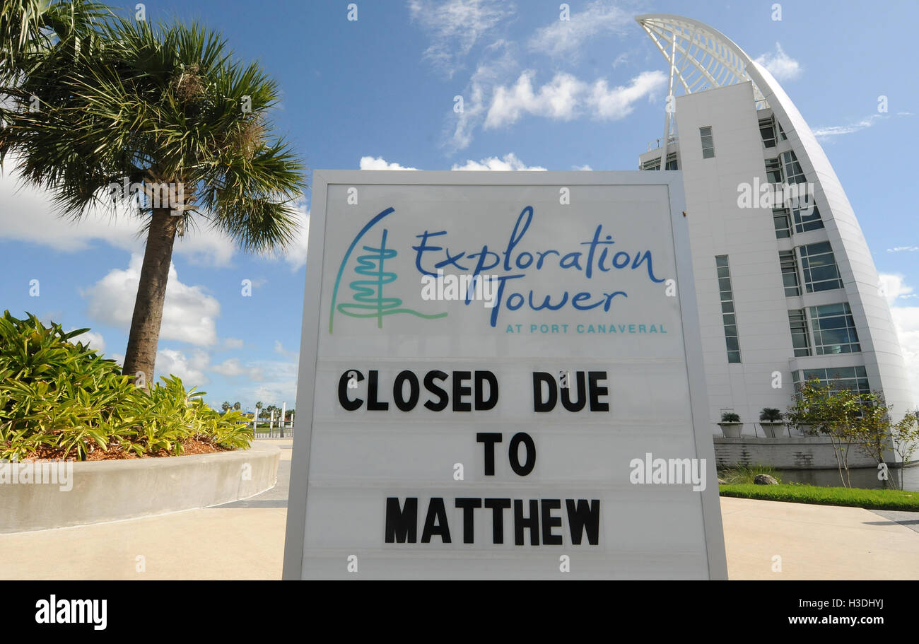 En Floride, aux États-Unis. 5 octobre, 2016. Un signe est vu à la tour d'exploration dans la région de Port Canaveral, Floride le 5 octobre 2016 que l'Ouragan Matthew direction nord vers la côte est de la Floride, peut-être comme un ouragan de catégorie 4. La tempête a tué 10 personnes dans les pays des Caraïbes et des évacuations sont en cours en Floride et en Caroline du Sud. Crédit : Paul Hennessy/Alamy Live News Banque D'Images