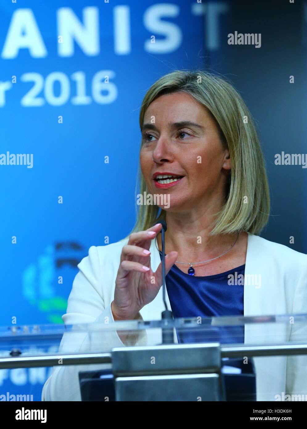 Bruxelles, Belgique. 5ème Oct, 2016. Federica Mogherini, Haut Représentant de l'Union européenne pour les Affaires étrangères et la politique de sécurité, prend la parole lors d'une conférence de presse après la conférence de deux jours sur l'Afghanistan, Brussel, Belgique, le 5 octobre 2016. Les donateurs internationaux le mercredi s'est engagé à fournir 15,2 milliards de dollars américains à l'appui de priorités de développement de l'Afghanistan pour la période en 2017-2020 lors d'une conférence de deux jours sur l'Afghanistan ici que se termine le mercredi. © Gong Bing/Xinhua/Alamy Live News Banque D'Images