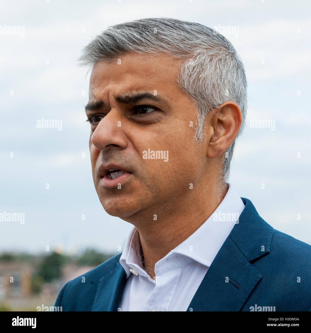 Londres, Royaume-Uni. 6 Oct, 2016. Sadiq Khan, Maire de Londres visite le bâtiment Cube à londoneast-uk business park, d'annoncer que les plans sont en cours d'exploration pour construire ce qui serait le plus grand capital Film Studios, sur le site basé à Dagenham. Crédit : Stephen Chung/Alamy Live News Banque D'Images