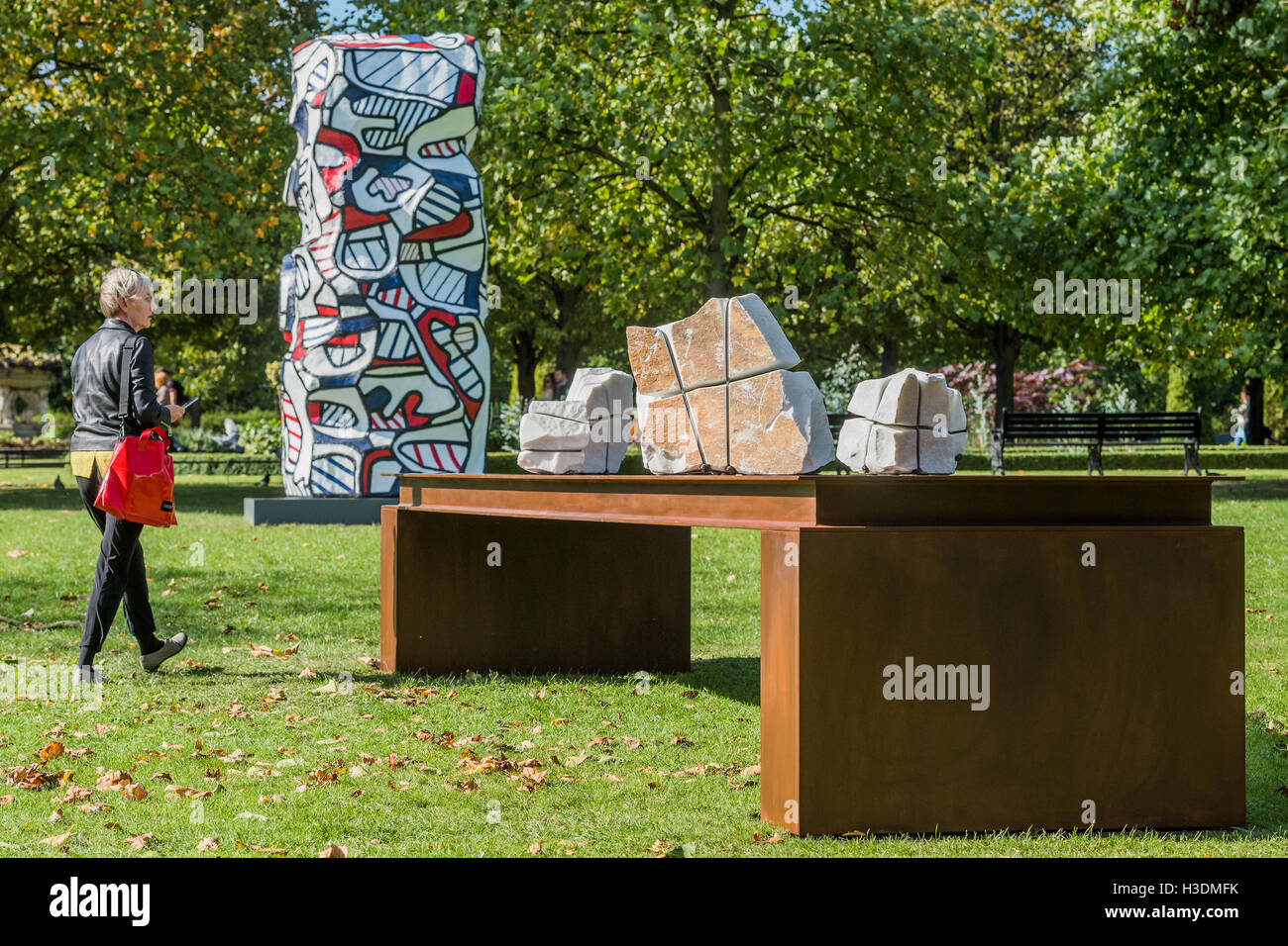 Londres, Royaume-Uni. 5 octobre, 2016. La Frise Sculpture Park 2016 comprend 19 grands travaux, ensemble dans les jardins anglais entre maîtres et frise frise de Londres. Sélectionné par Clare Lilley (Yorkshire Sculpture Park), la Frise Sculpture Park mettra en vedette 19 artistes majeurs dont Conrad Shawcross, Claus Oldenburg, Nairy Baghramian, Ed Herring, Goshka Macuga et Lynn Chadwick. Les installations resteront jusqu'au 8 janvier 2017. Crédit : Guy Bell/Alamy Live News Banque D'Images