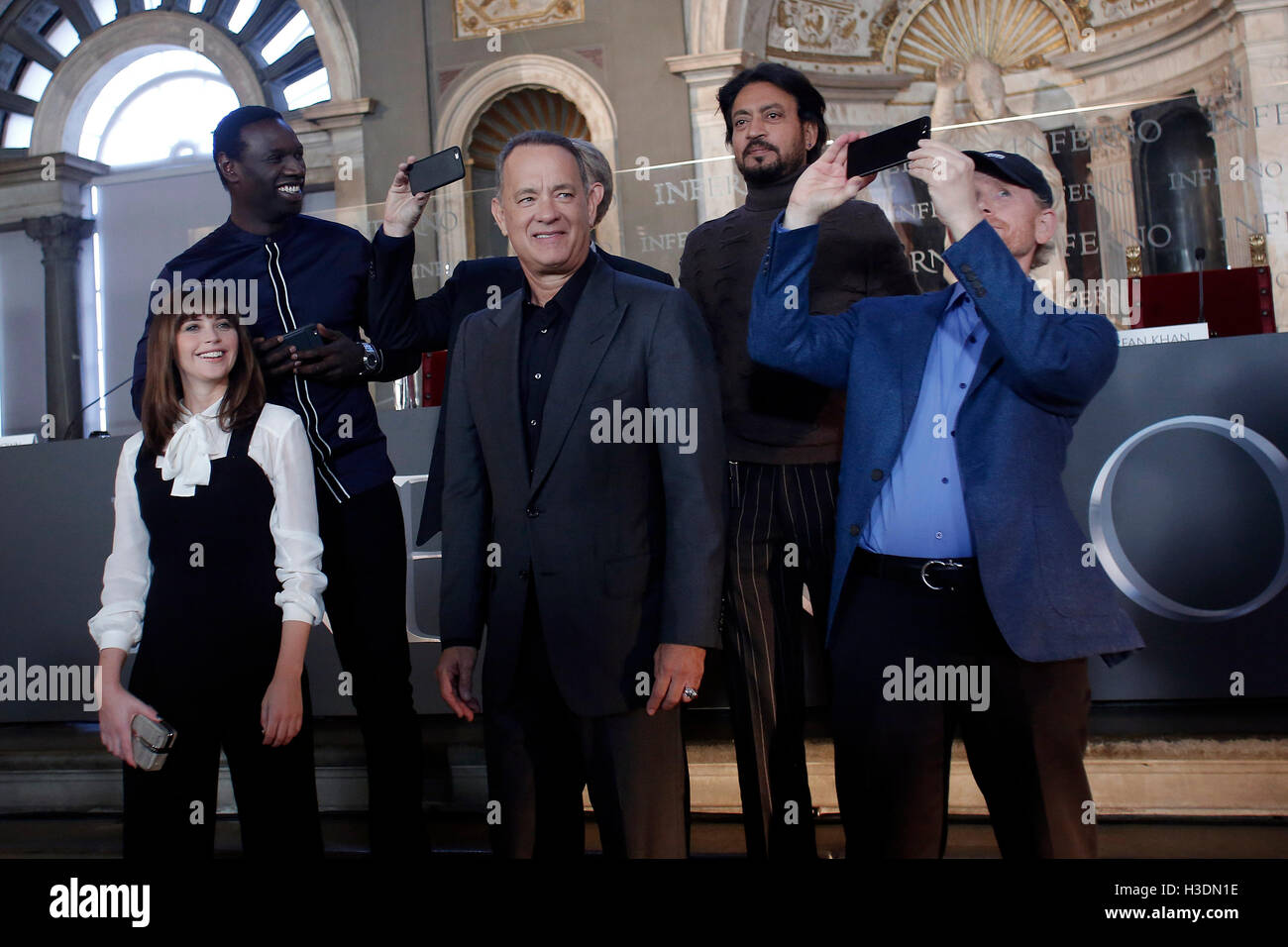 Florence, Italie. 6 octobre, 2016. Omar SY, Felicity Jones, Dan Brown, Tom Hanks Shah Rukh Khan et Ron Howard Florence 6e octobre 2016. 'Inferno' Photocall, première mondiale. Credit : insidefoto srl/Alamy Live News Banque D'Images