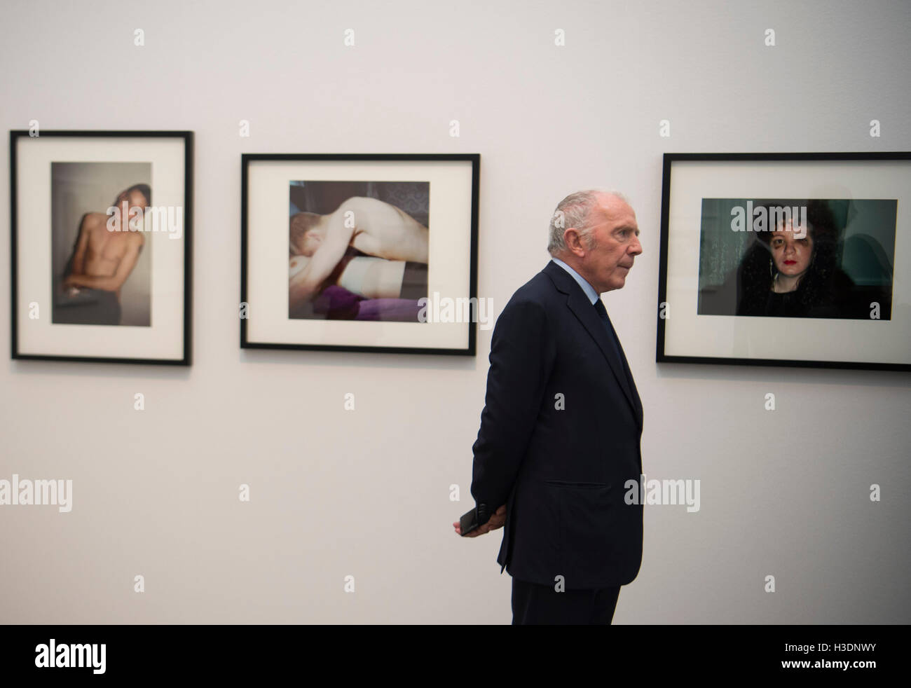 Essen, Allemagne. 06 Oct, 2016. Propriétaire de la Collection PINAULT François Pinault vu en face d'œuvres par nous photographe Nan Goldin dans l'exposition 'Dancing with myself' dans le Musée Folkwang à Essen, Allemagne, 06 octobre 2016. L'exposition commune de Folkwang Museum et la collection privée 'Pinault Collection' se déroule du 07 octobre 2016 au 15 janvier 2017. Photo : Jannis Mattar/dpa/Alamy Live News Banque D'Images