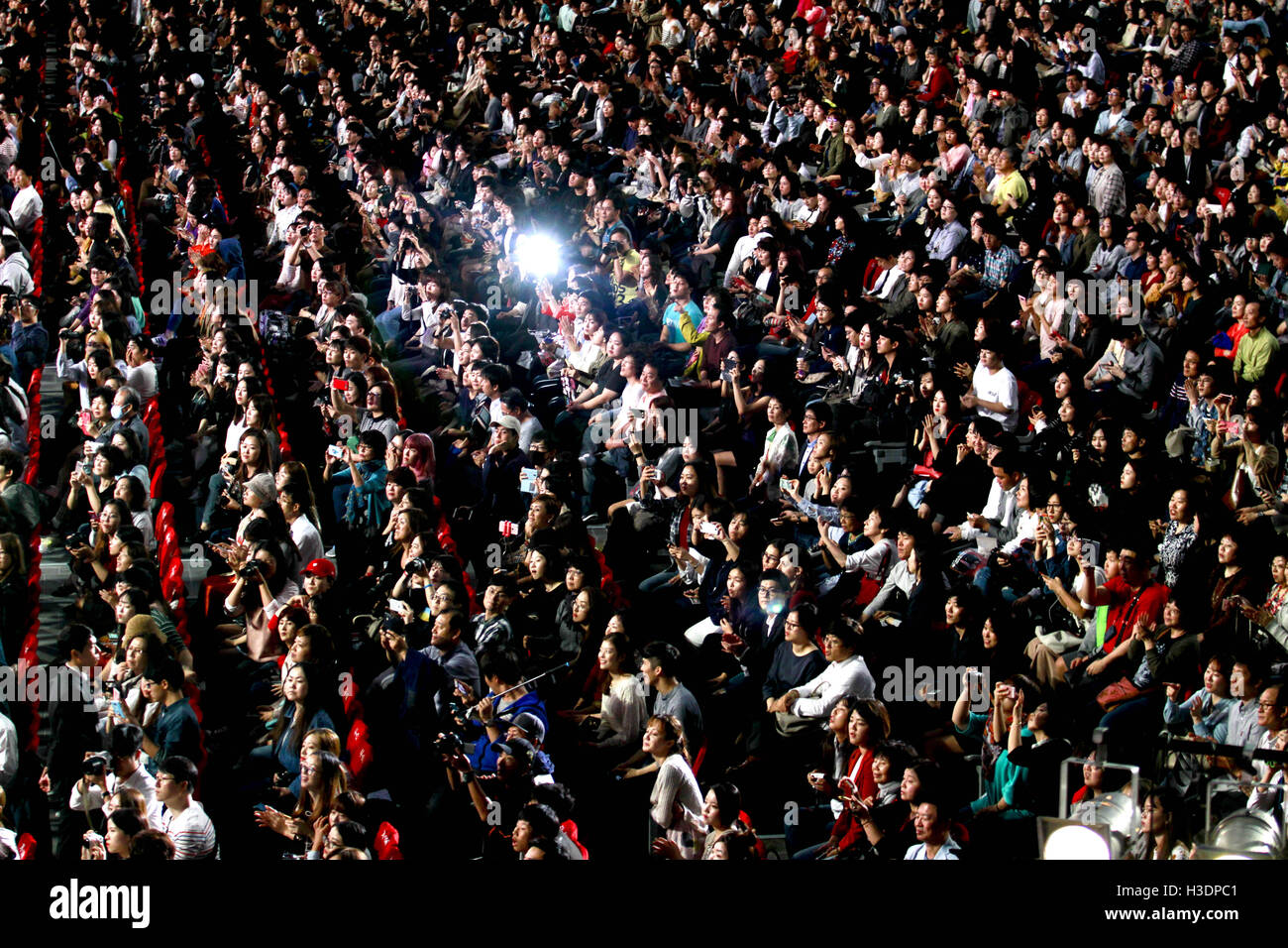 7 octobre 2016 - Busan, Corée du Sud - l'auditoire de célébrer l'ouverture du 21e Festival International du Film de Busan Busan au Centre de cinéma. (Crédit Image : © Min Won-Ki via Zuma sur le fil) Banque D'Images