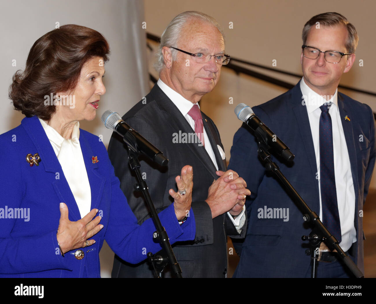 Hambourg, Allemagne. 06 Oct, 2016. Le roi Carl Gustav (C) et de la Reine Silvia de Suède (L), de concert avec le ministre suédois de l'entreprise et de l'innovation Mikael Damberg, faire une déclaration dans l'Elbe Philharmonic Hall à Hambourg, Allemagne, 06 octobre 2016. Le couple royal suédois sont en ce moment sur une visite de quatre jours en Allemagne. Photo : GEORG WENDT/dpa/Alamy Live News Banque D'Images