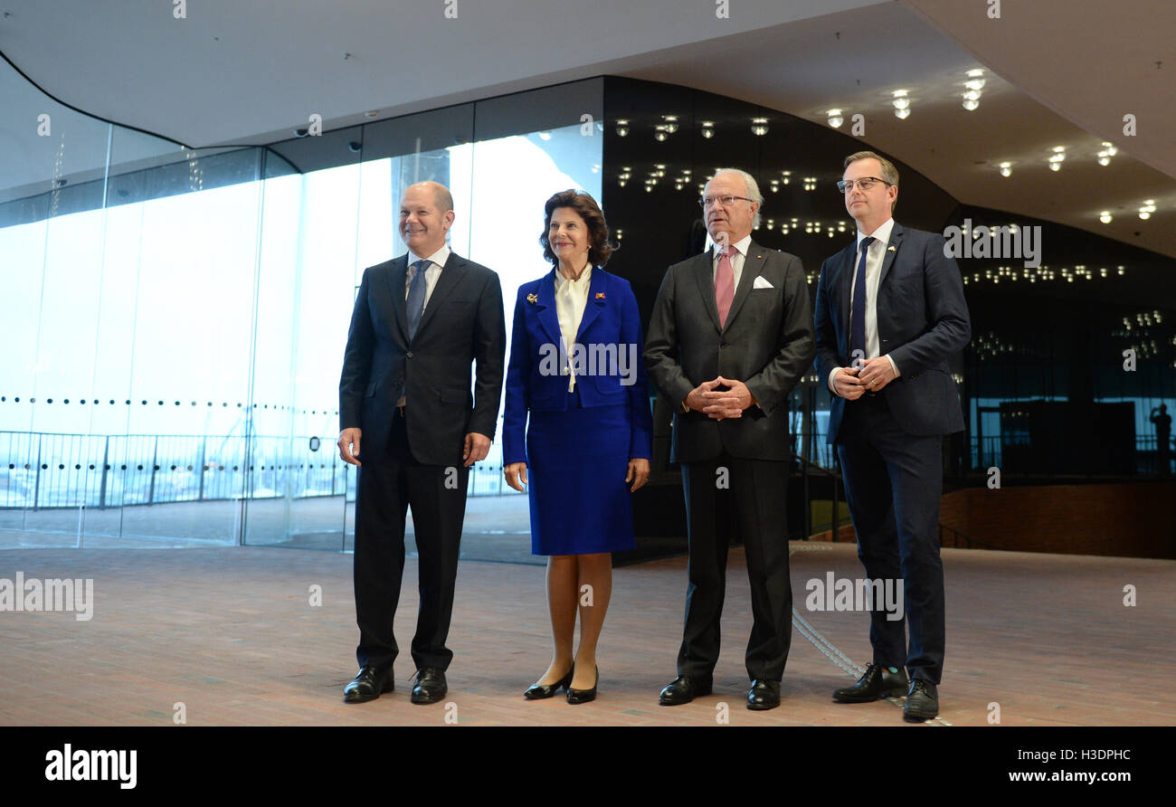 Hambourg, Allemagne. 06 Oct, 2016. Le premier maire de Hambourg l'Olaf Scholz (L), le Roi Carl Gustav (2-R) et de la Reine Silvia de Suède (2-L), et le ministre suédois de l'entreprise et de l'innovation Mikael Damberg faire une déclaration dans l'Elbe Philharmonic Hall à Hambourg, Allemagne, 06 octobre 2016. Le couple royal suédois sont en ce moment sur une visite de quatre jours en Allemagne. Photo : DANIEL REINHARDT/dpa/Alamy Live News Banque D'Images