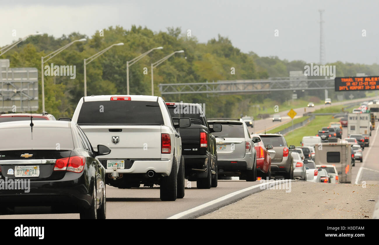 Orlando, Floride, USA. 6 octobre, 2016. Un flux régulier de voitures est vu en direction ouest sur la Beachline Expressway en direction d'Orlando et à l'écart de la côte Atlantique en tant que personnes évacuer la zone où l'Ouragan Matthew devrait frapper la Floride comme une tempête de catégorie 4 avec des vents soufflant jusqu'à 140 miles par heure. Crédit : Paul Hennessy/Alamy Live News Banque D'Images