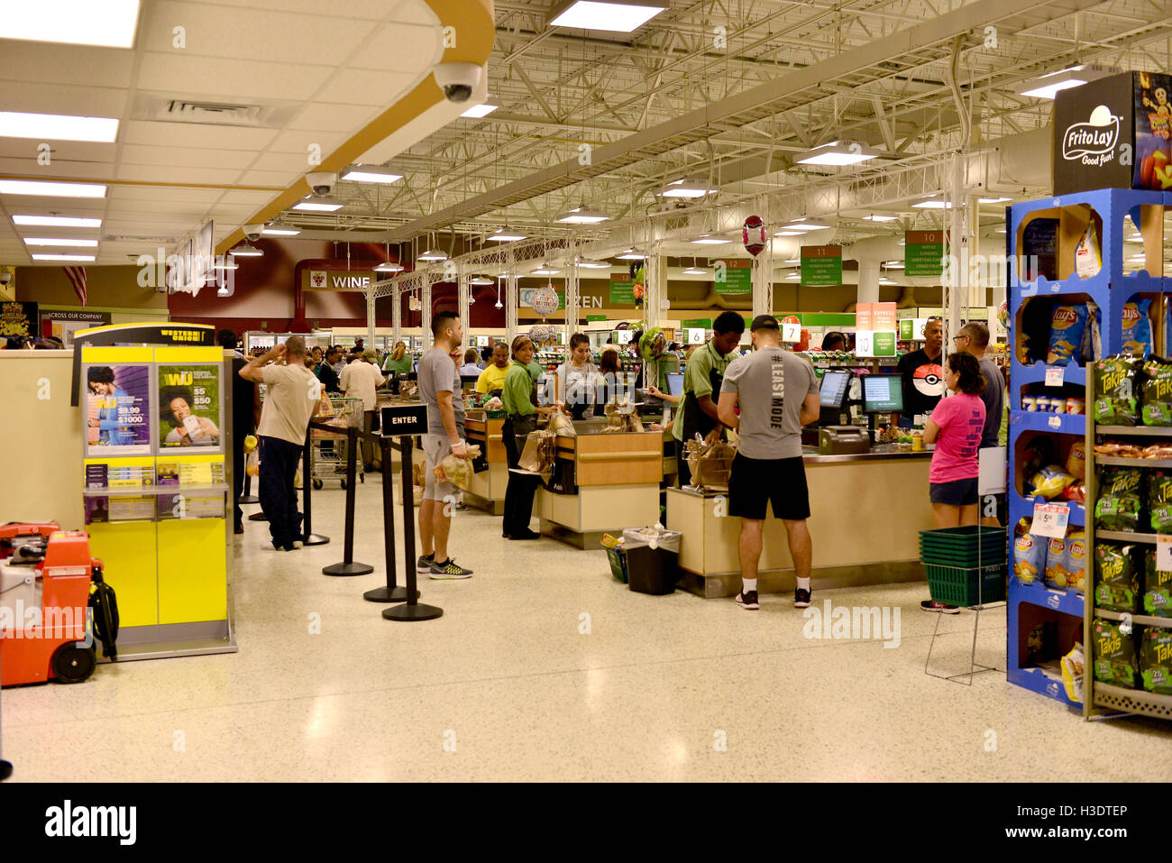 Miramar, en Floride, USA. 06 Oct, 2016. Shopping des consommateurs à la section de l'industrie laitière au supermarché Publix dans Miramar, en Floride, en préparation de l'arrivée de l'Ouragan Matthew le 6 octobre 2016 à Miramar, en Floride. L'ouragan devrait toucher terre quelque part ce soir ou tôt le matin, comme une possible tempête de catégorie 4. Credit : Mpi10/media/Alamy Punch Live News Banque D'Images