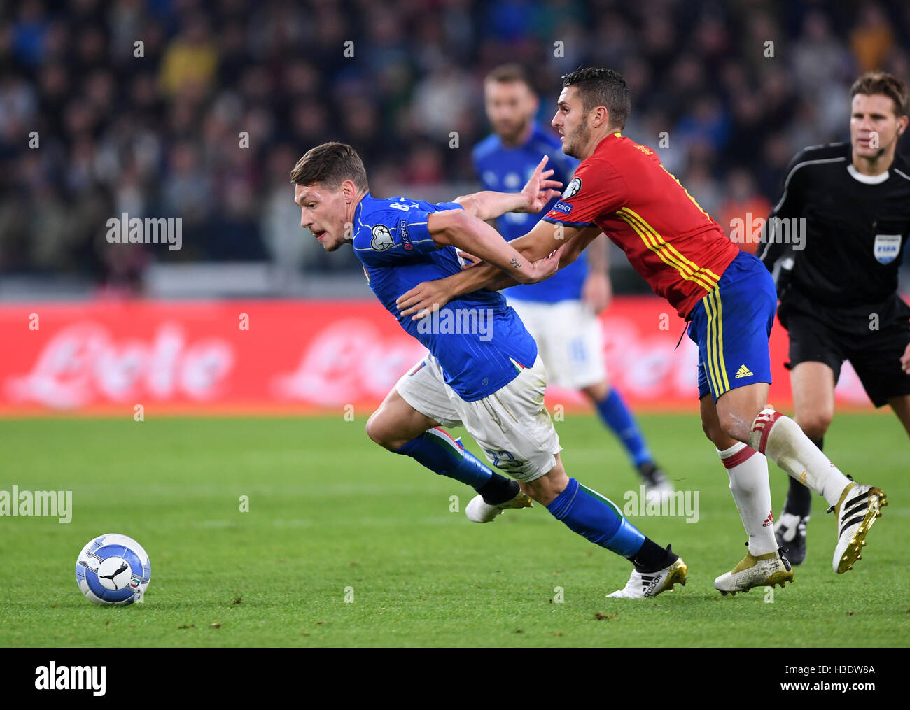 Turin, Italie. 6 Oct, 2016. L'Italie Andrea Belotti (L) le dispute à l'Spaine Koke pendant la Coupe du Monde 2018 match de football entre l'Italie et l'Espagne à la Juventus Stadium à Turin, en Italie, le 6 octobre 2016. © Alberto Lingria/Xinhua/Alamy Live News Banque D'Images