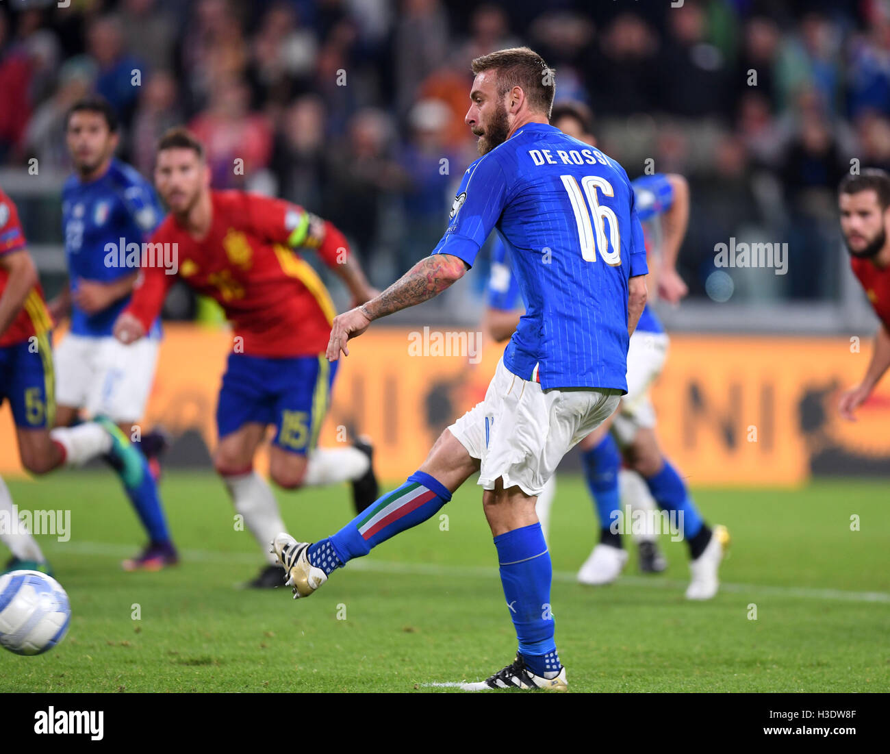 Turin, Italie. 6 Oct, 2016. L'Italie Daniele De Rossi pousses durant la Coupe du Monde 2018 match de football entre l'Italie et l'Espagne à la Juventus Stadium à Turin, en Italie, le 6 octobre 2016. © Alberto Lingria/Xinhua/Alamy Live News Banque D'Images