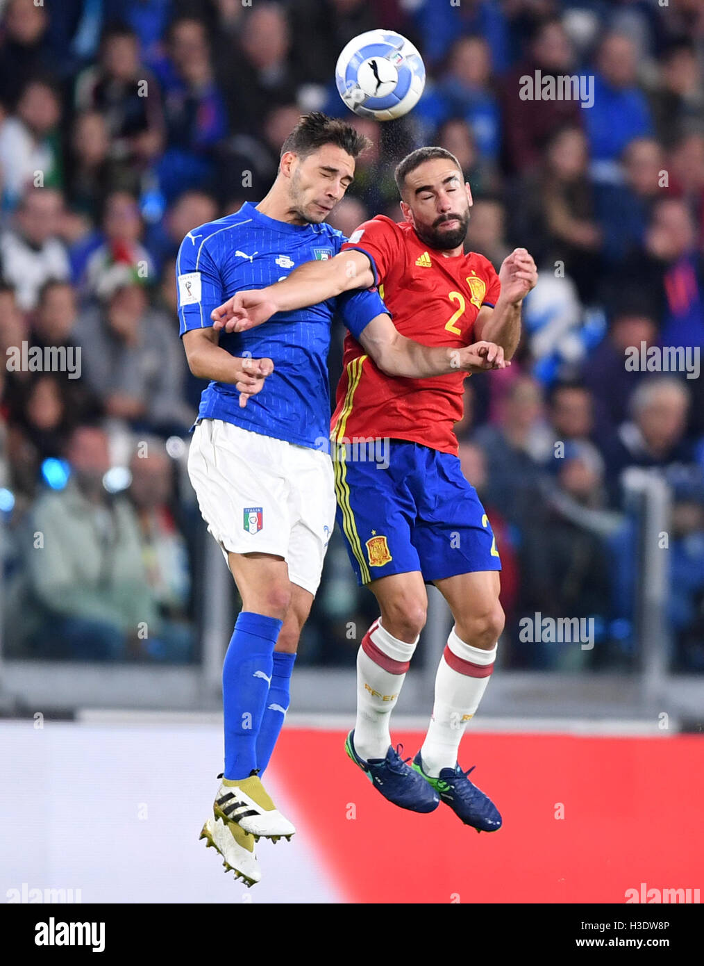 Turin, Italie. 6 Oct, 2016. L'Italie de Sciglio rivalise avec l'Spaine Dani Carvajal lors de la Coupe du Monde 2018 match de football entre l'Italie et l'Espagne à la Juventus Stadium à Turin, en Italie, le 6 octobre 2016. © Alberto Lingria/Xinhua/Alamy Live News Banque D'Images