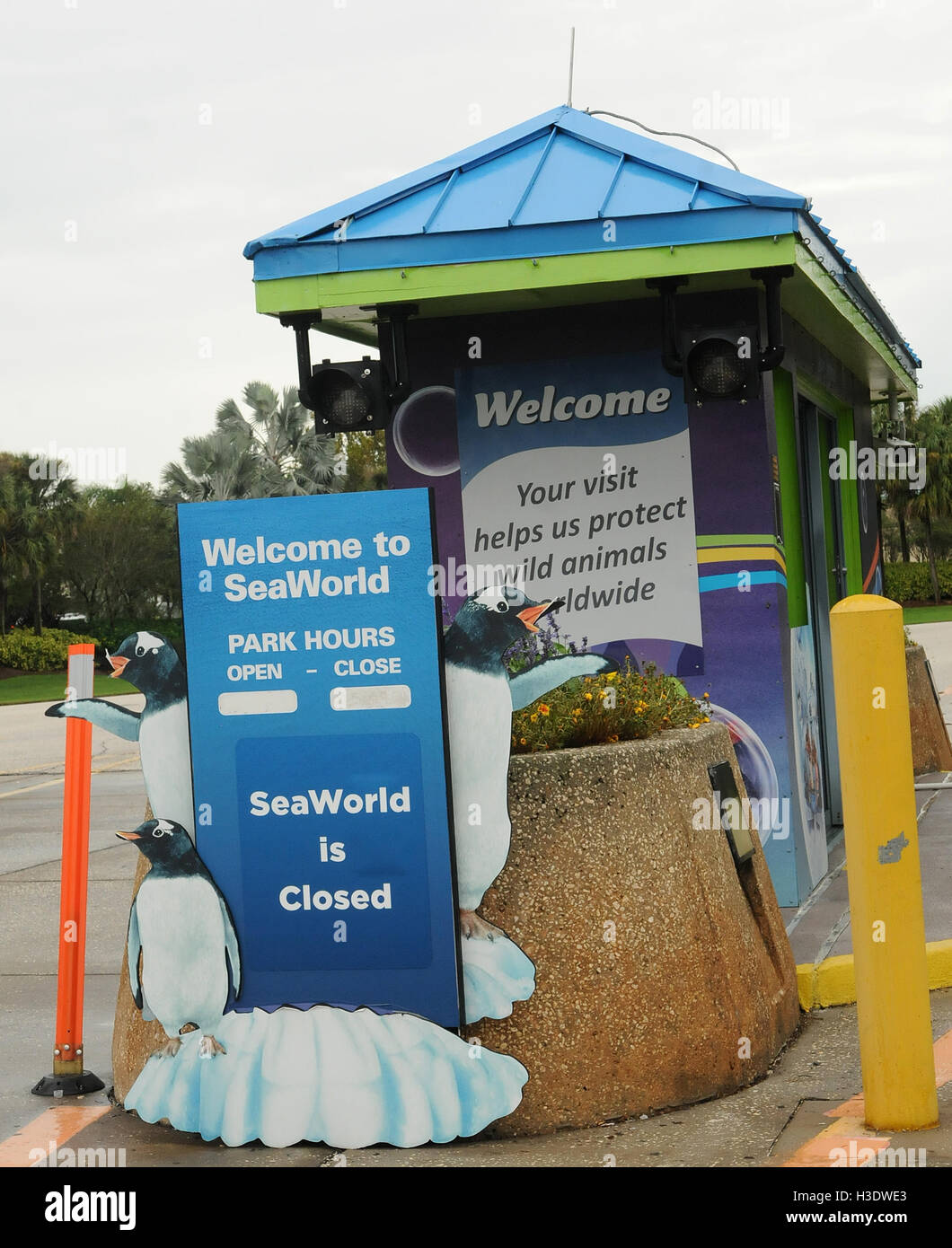 Orlando, Floride, USA. 6 octobre, 2016. Une billetterie à SeaWorld Orlando est vu fermé à 2:00 heures, le 6 octobre 2016 que l'Ouragan Matthew approché le centre de la Floride. Le parc à thème sera fermé le vendredi 7 octobre comme la tempête de catégorie 4 apporte des vents violents de la région d'Orlando. Walt Disney World a annoncé qu'il sera aussi proche de demain. Crédit : Paul Hennessy/Alamy Live News Banque D'Images