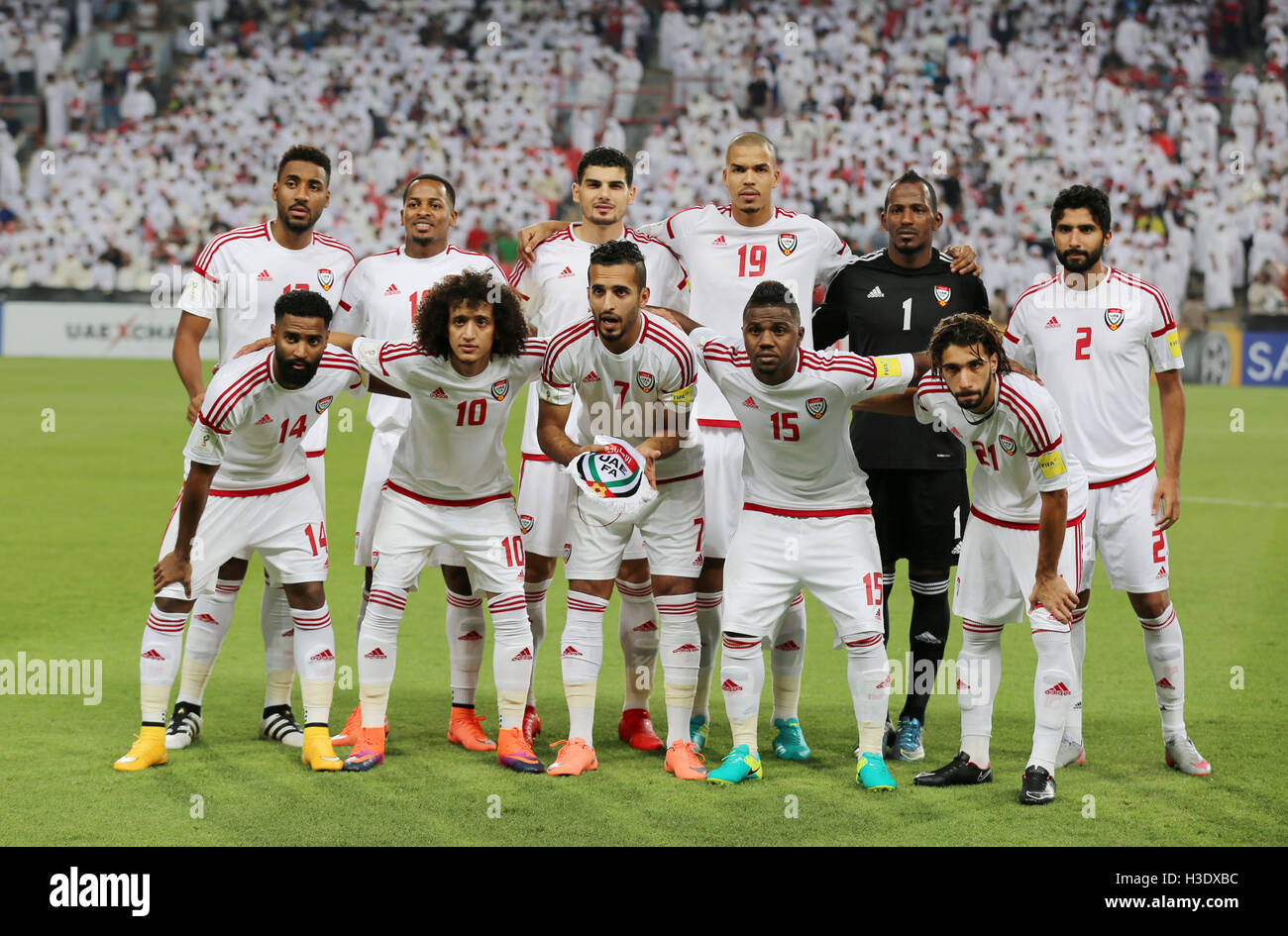 Abu Dhabi. 6 Oct, 2016. Les joueurs de l'eau posent pour la photo avant la Coupe du Monde 2018 match de football entre les Émirats arabes unis et la Thaïlande au Mohammed Bin Zayed Stadium à Abou Dhabi le 6 octobre 2016. © Li Zhen/Xinhua/Alamy Live News Banque D'Images