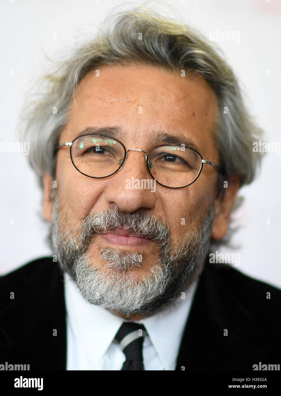 Leipzig, Allemagne. 7 Oct, 2016. Journaliste turc peuvent Duendar s'exprimant lors d'une conférence de presse de la Sparkasse Leipzig (Medienstiftung media foundation) à Leipzig, Allemagne, 7 octobre 2016. Duendar et son collègue Erdem Guel doivent être présentés avec le prix de la liberté et de l'avenir des médias ce soir. Après un rapport dans leur journal Cumhuriyet, concernant des livraisons d'armes par la Turquie d'extrémistes syriens, ils ont été accusés d'être des espions et d'aider les terroristes, et condamnés à des peines de prison en mai 2016. PHOTO : HENDRIK SCHMIDT/DPA/Alamy Live News Banque D'Images