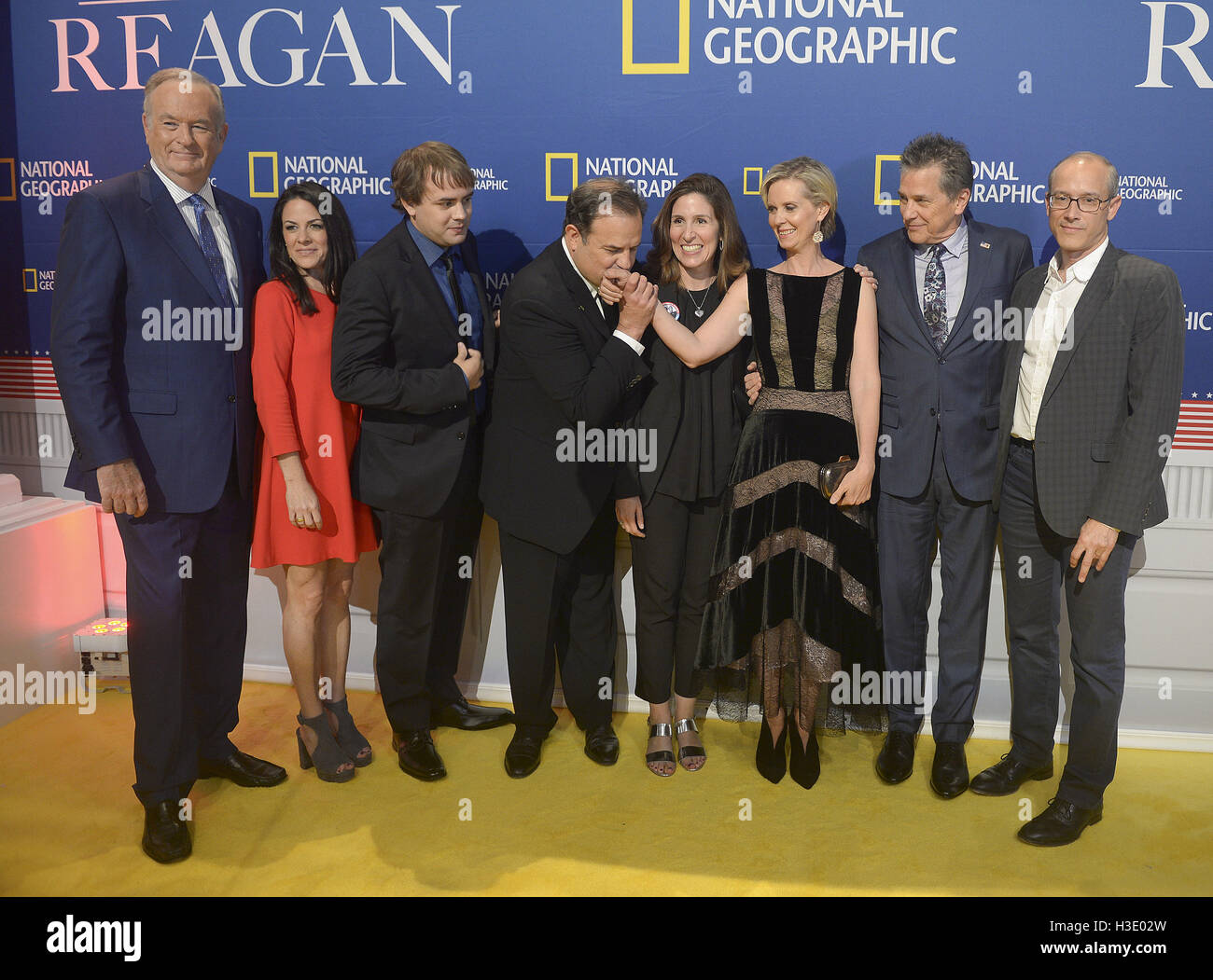 Washington, DC, USA. 6 Oct, 2016. (L-R) Bill OÕReilly Courteney, Monroe, Kyle S. De plus, Rod Lurie, Carolyn Bernstein, Cynthia Nixon, Tim Matheson et David Zucker assister à la première mondiale de dépistage National Geographic Channel's 'Tuer' à la Reagan Newseum le Jeudi, 6 octobre 2016, à Washington, DC. © Mpi991 Punch/media/Alamy Live News Banque D'Images