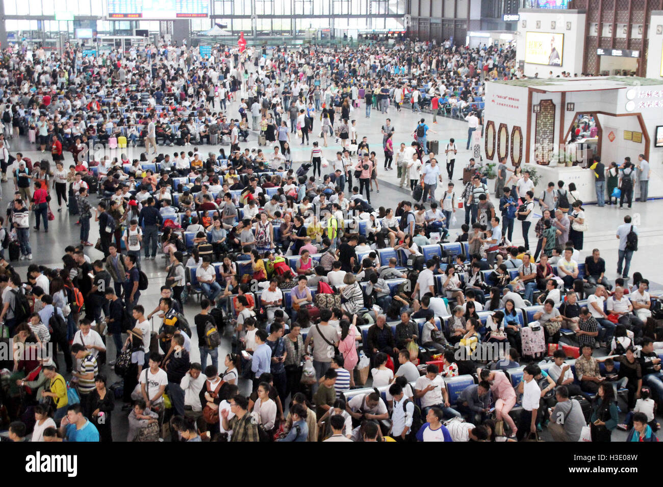 Suzhou, Province de Jiangsu en Chine. 7 Oct, 2016. Attendre que les passagers des trains à la gare de Suzhou Suzhou, dans la province de Jiangsu en Chine de l'Est, le 7 octobre 2016. Voyages en train sont prévue sur 12,57 millions le samedi seulement, le dernier jour de la Journée nationale de vacances. Du 28 septembre au 7 octobre, il est estimé que 108 millions de passagers auront fait voyages par train, en hausse de 9,3 pour cent sur un an, selon les chiffres publiés par China Railway Corp. : Crédit 4 Baiziting Wang/Xinhua/Alamy Live News Banque D'Images