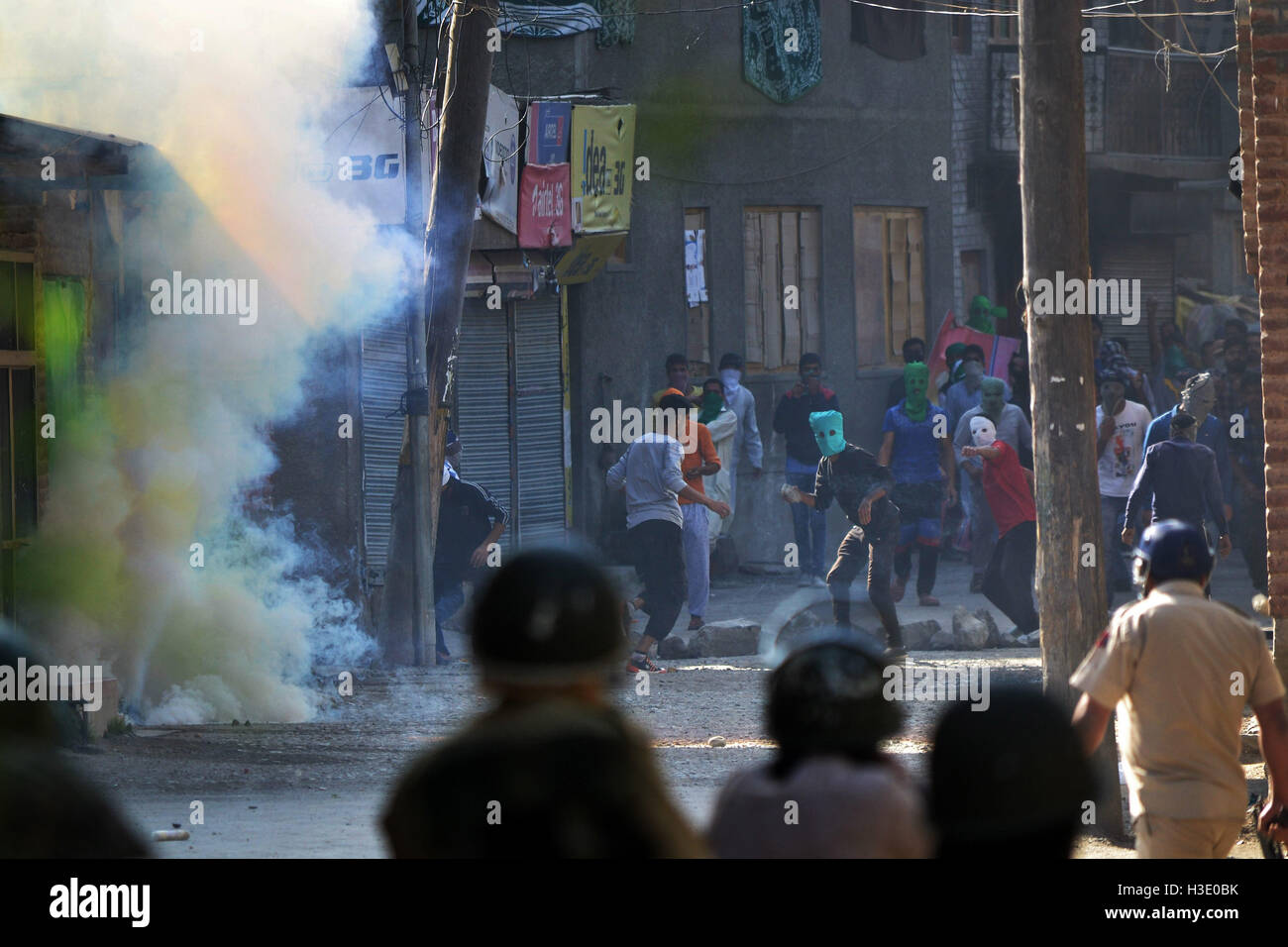 Srinagar, au Cachemire. 7 octobre, 2016. Les protestataires Kashmiri exécuté à partir de gaz lacrymogènes tirés par la police anti-émeute au cours d'une manifestation à Srinagar le Oct 7, 2016 : Crédit Saqib Majeed/Alamy Live News Banque D'Images