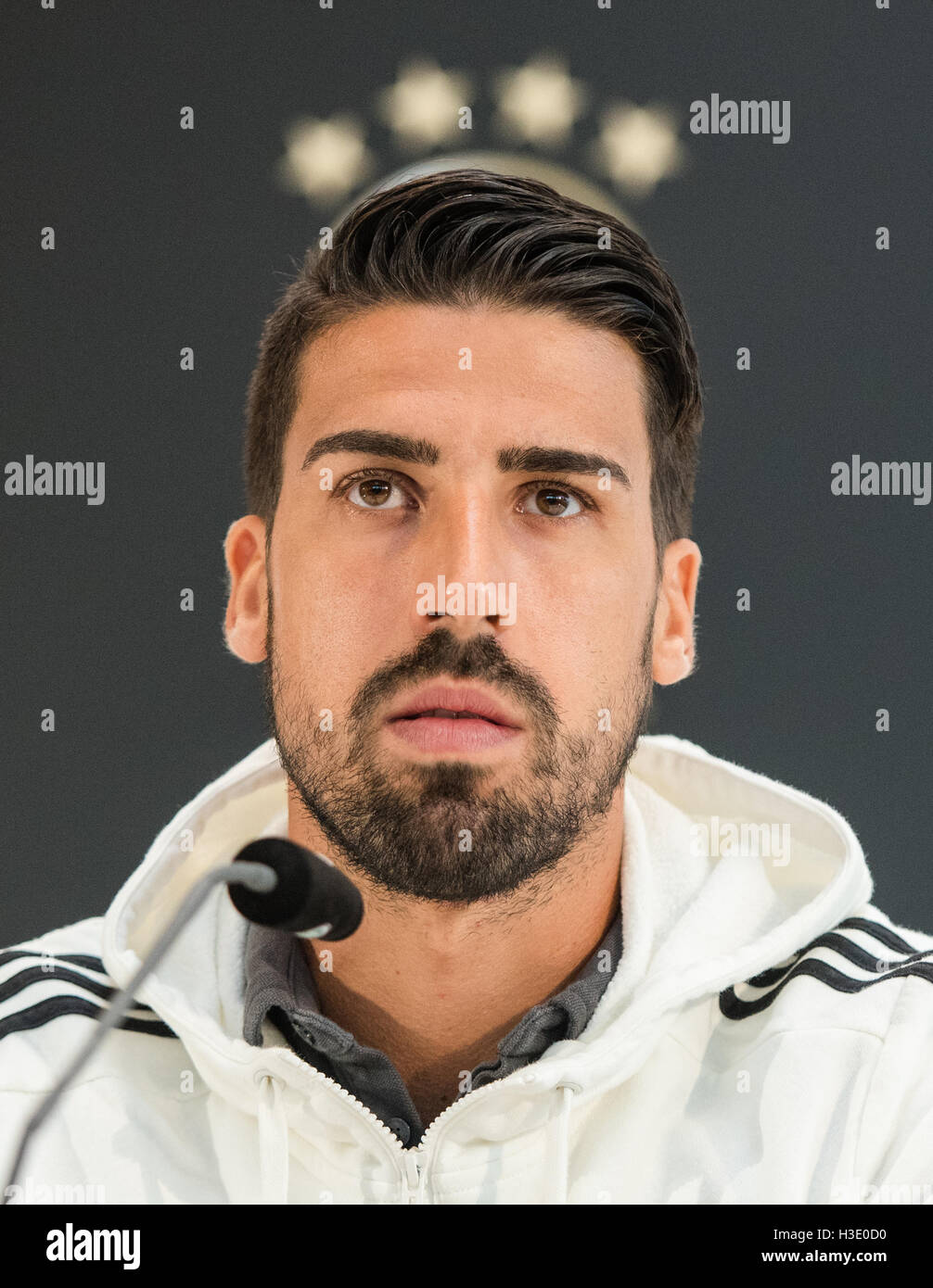 Hambourg, Allemagne. 7 Oct, 2016. Sami Khedira de l'Allemagne s'exprimant lors d'une conférence de presse à Hambourg, Allemagne, 7 octobre 2016. L'Allemagne face à la République tchèque dans un tournoi de qualification de la Coupe du Monde le 08 octobre 2016 à Hambourg. PHOTO : DANIEL BOCKWOLDT/DPA/Alamy Live News Banque D'Images