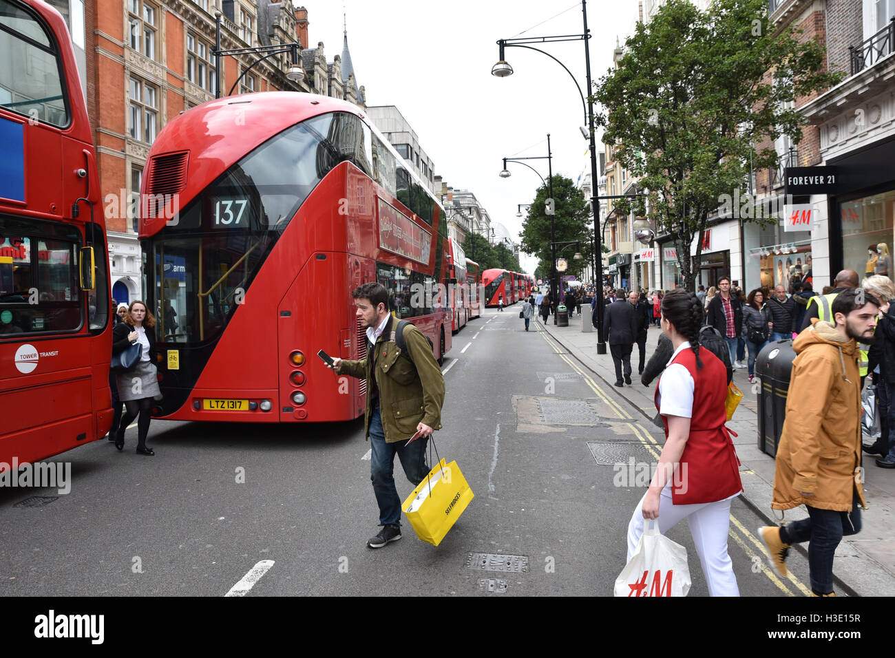 Oxford Street, Londres, Royaume-Uni. 7 octobre 2016. Un piéton a 'blessures' change la vie frapper par un bus d'Oxford Street. Banque D'Images