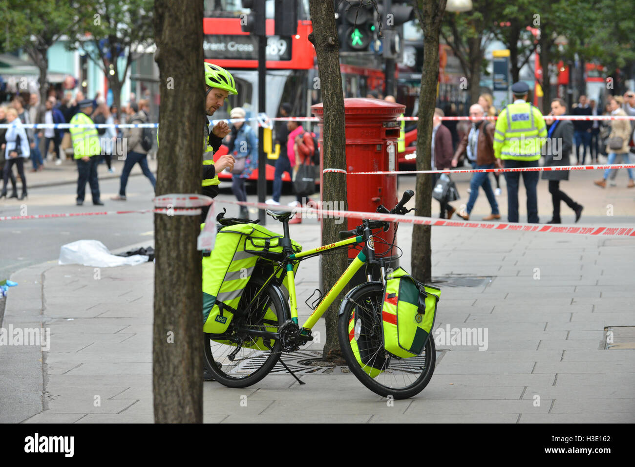 Oxford Street, Londres, Royaume-Uni. 7 octobre 2016. Un piéton a 'blessures' change la vie frapper par un bus d'Oxford Street. Banque D'Images