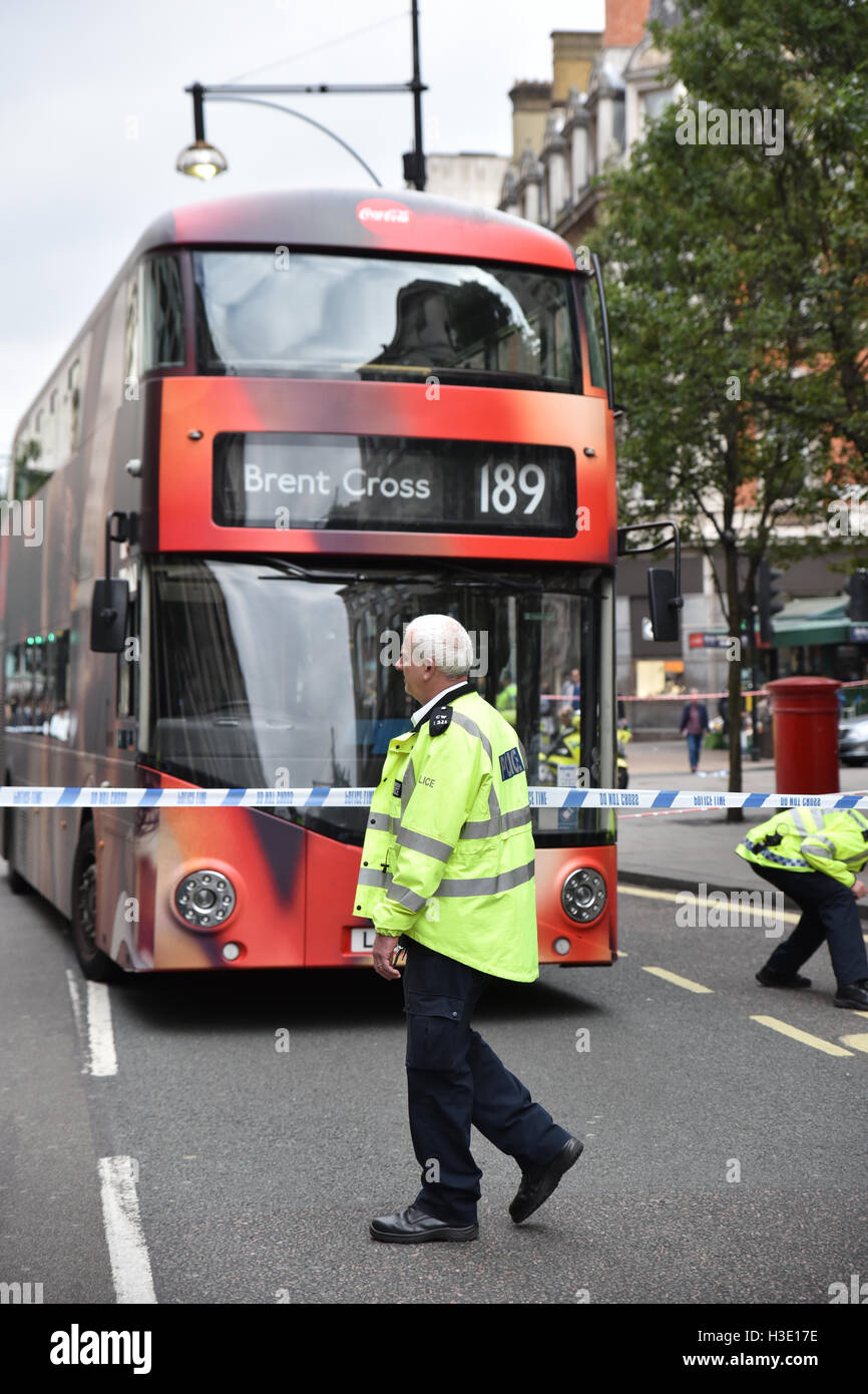 Oxford Street, Londres, Royaume-Uni. 7 octobre 2016. Un piéton a 'blessures' change la vie frapper par un bus d'Oxford Street. Banque D'Images