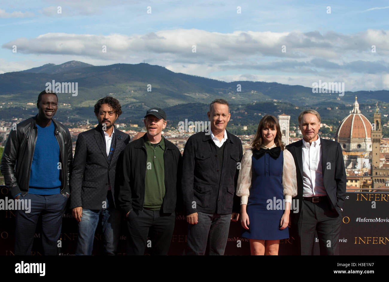 Florence, Italie. 7 octobre, 2016.  : Photocall du film 'Inferno' sur la photo de gauche : Omar SY, Shah Rukh Khan, Directeur Ron Howard, Tom Hanks, Felicity Jones et l'écrivain Dan Brown Crédit photo : Fabio Mazzarella/Sintesi/Alamy Live News Banque D'Images