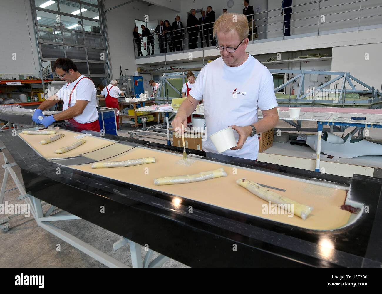 Schoenhagen, Allemagne. 07Th Oct, 2016. Les employés travaillent sur un empennage horizontal à la société Aquila GmbH à Schoenhagen, Allemagne, 07 octobre 2016. L'entreprise fabrique des petits avions mono-moteur a été en mesure de livrer le 200e avion de son histoire après avoir été acquis par l'entreprise Turque BPLAS en 2016 et le dépôt de bilan en 2015. Photo : Bernd Settnik/dpa/Alamy Live News Banque D'Images