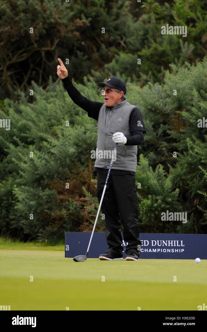 St Andrews Ecosse Royaume Uni 07 Octobre 16 Bon Jovi Le Batteur Tico Torres Reconnait Un Chœur De Joyeux Anniversaire Chante A Lui Par Des Amis Sur La Premiere Piece En T A